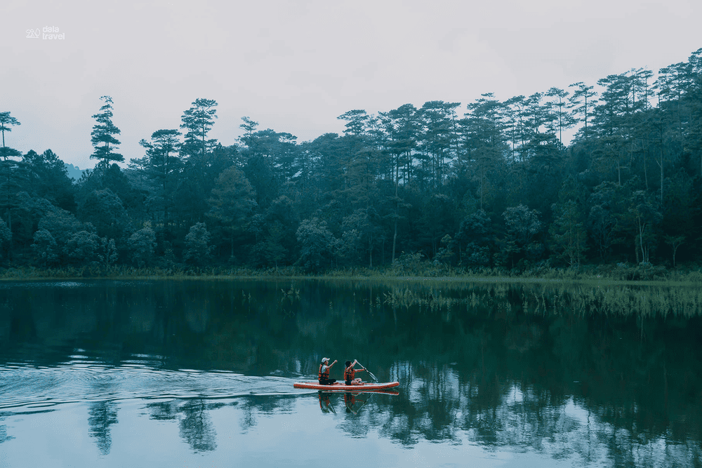 Những chiếc thuyền SUP đầy màu sắc trên mặt nước tạo nên khung ảnh trẻ trung và độc đáo (Nguồn: Dala Travel)